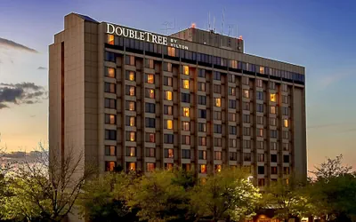Photo 2 - DoubleTree by Hilton Hotel St. Louis - Chesterfield