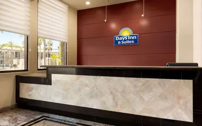 Photo 4 - Days Inn & Suites by Wyndham Anaheim At Disneyland Park