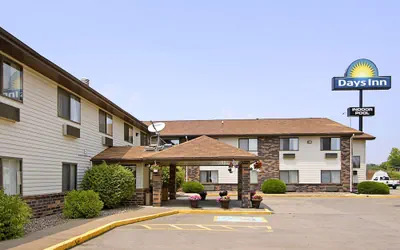 Photo 2 - Days Inn & Suites by Wyndham Davenport East