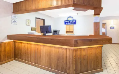 Photo 3 - Days Inn & Suites by Wyndham Davenport East