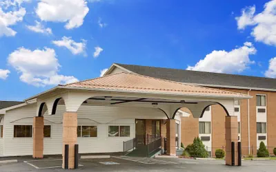 Photo 2 - Super 8 by Wyndham Hillsville