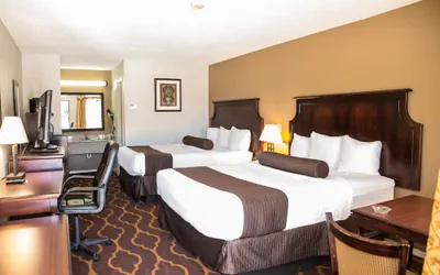 Photo 4 - Mockingbird Inn & Suites