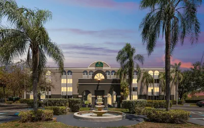 Photo 2 - La Quinta Inn & Suites by Wyndham Miami Lakes