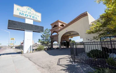 Photo 2 - Royal Holiday Motel By Belvilla Gallup I-40