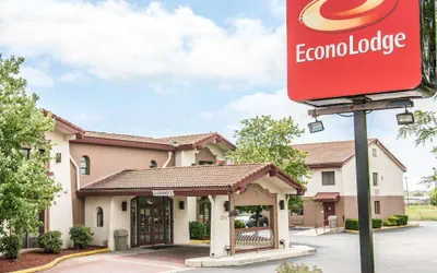 Photo 2 - Econo Lodge Kalamazoo near Wings Stadium