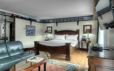 Photo 5 - Dinah's Garden Hotel