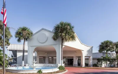 Photo 2 - Days Inn by Wyndham St. Petersburg / Tampa Bay Area