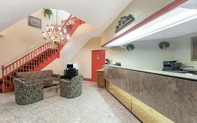 Photo 2 - Days Inn by Wyndham Savannah Airport