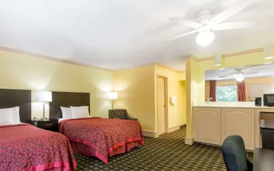 Photo 4 - Days Inn by Wyndham Savannah Airport
