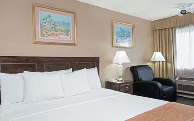 Photo 4 - Howard Johnson by Wyndham Torrance