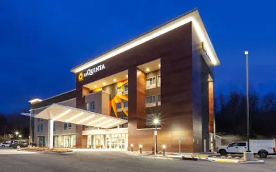 Photo 2 - La Quinta Inn & Suites by Wyndham Middletown-Goshen