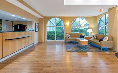 Photo 3 - La Quinta Inn & Suites by Wyndham Coral Springs South
