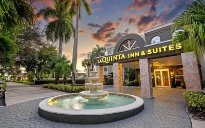 Photo 2 - La Quinta Inn & Suites by Wyndham Coral Springs South