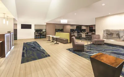 Photo 5 - La Quinta Inn & Suites by Wyndham Philadelphia Airport