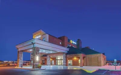 Photo 2 - La Quinta Inn & Suites by Wyndham Philadelphia Airport