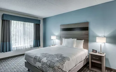 Photo 2 - Days Inn & Suites by Wyndham Spokane