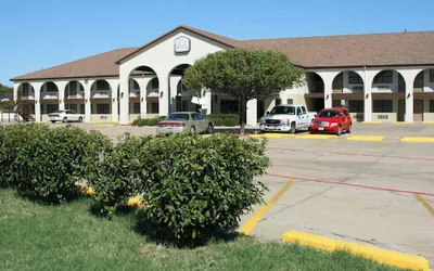 Photo 2 - Weatherford Heritage Inn
