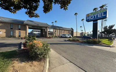 Photo 2 - Palm Inn Hotel near Tyler Mall Riverside