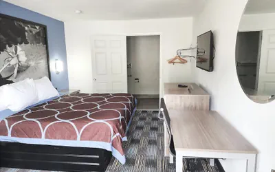 Photo 4 - Super 8 by Wyndham Shreveport