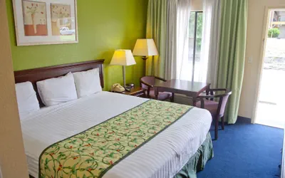 Photo 5 - Days Inn by Wyndham DeFuniak Springs