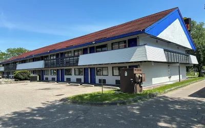 Photo 2 - American Inn and Suites Bishop