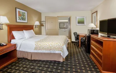 Photo 5 - Days Inn by Wyndham Kent - Akron