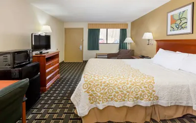 Photo 4 - Days Inn by Wyndham Kent - Akron