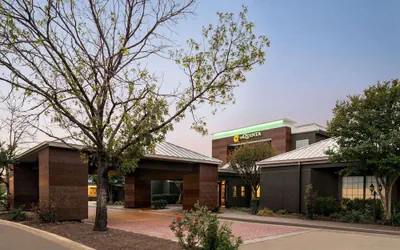 Photo 2 - La Quinta Inn & Suites by Wyndham Round Rock North