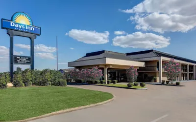 Photo 2 - Days Inn by Wyndham Greenville MS