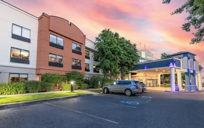 Photo 2 - Holiday Inn Express Bellingham by IHG