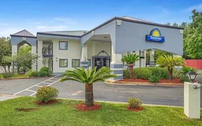 Photo 2 - Days Inn by Wyndham Foley - North Gulf Shores
