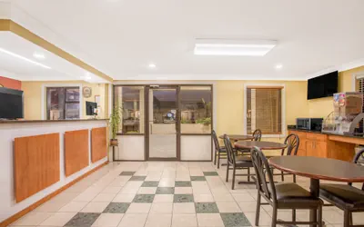 Photo 2 - Super 8 by Wyndham Sumter