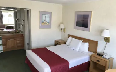 Photo 3 - Travelodge by Wyndham Mackinaw City