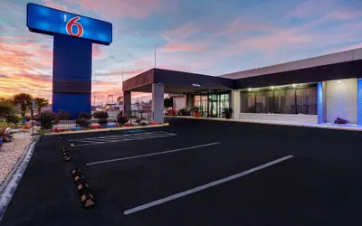 Motel 6 Burlington, NC
