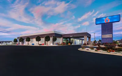 Photo 2 - Motel 6 Burlington, NC