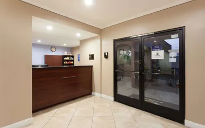 Photo 3 - Super 8 by Wyndham El Cajon/San Diego
