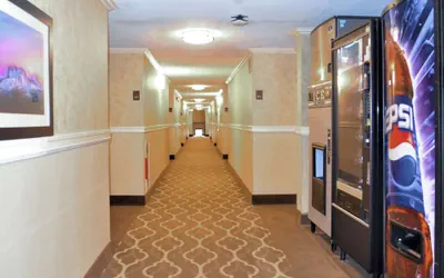 Photo 5 - Comfort Inn & Suites Vancouver Downtown City Center