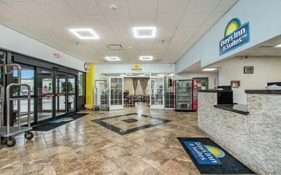 Photo 4 - Days Inn & Suites by Wyndham Mt Pleasant