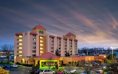 Photo 2 - La Quinta Inn & Suites by Wyndham Tacoma - Seattle