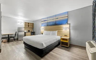 Photo 2 - Days Inn & Suites by Wyndham Texas City-Galveston Area