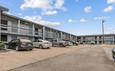 Days Inn & Suites by Wyndham Texas City-Galveston Area