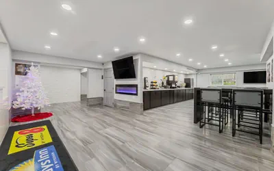 Photo 5 - Days Inn & Suites by Wyndham Texas City-Galveston Area