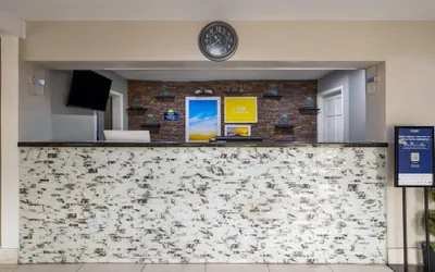 Photo 4 - Days Inn by Wyndham Anderson