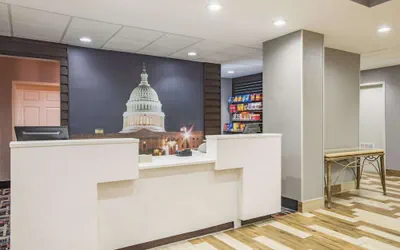Photo 5 - La Quinta Inn & Suites by Wyndham DC Metro Capital Beltway