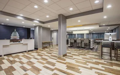Photo 3 - La Quinta Inn & Suites by Wyndham DC Metro Capital Beltway