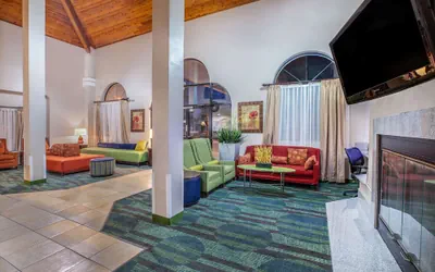 Photo 2 - Baymont by Wyndham Tehachapi