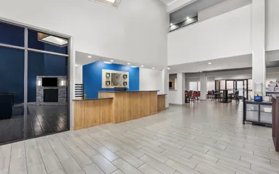 Photo 5 - Comfort Suites London South