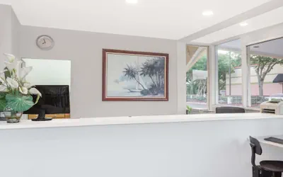 Photo 3 - Howard Johnson by Wyndham Vero Beach / Downtown