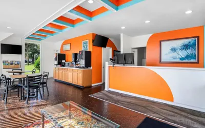 Photo 4 - Howard Johnson by Wyndham Vero Beach / Downtown