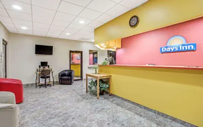 Photo 4 - Days Inn by Wyndham Bradenton - Near the Gulf